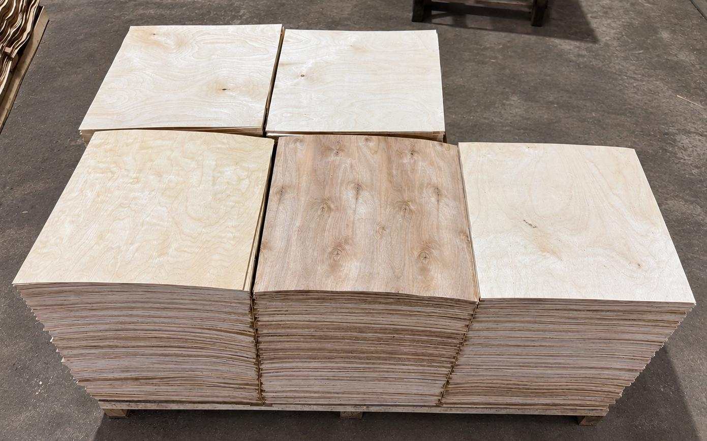 Bir palet 420 × 420 mm parça: üst kalite ve budaklı yüzeyler yan yana