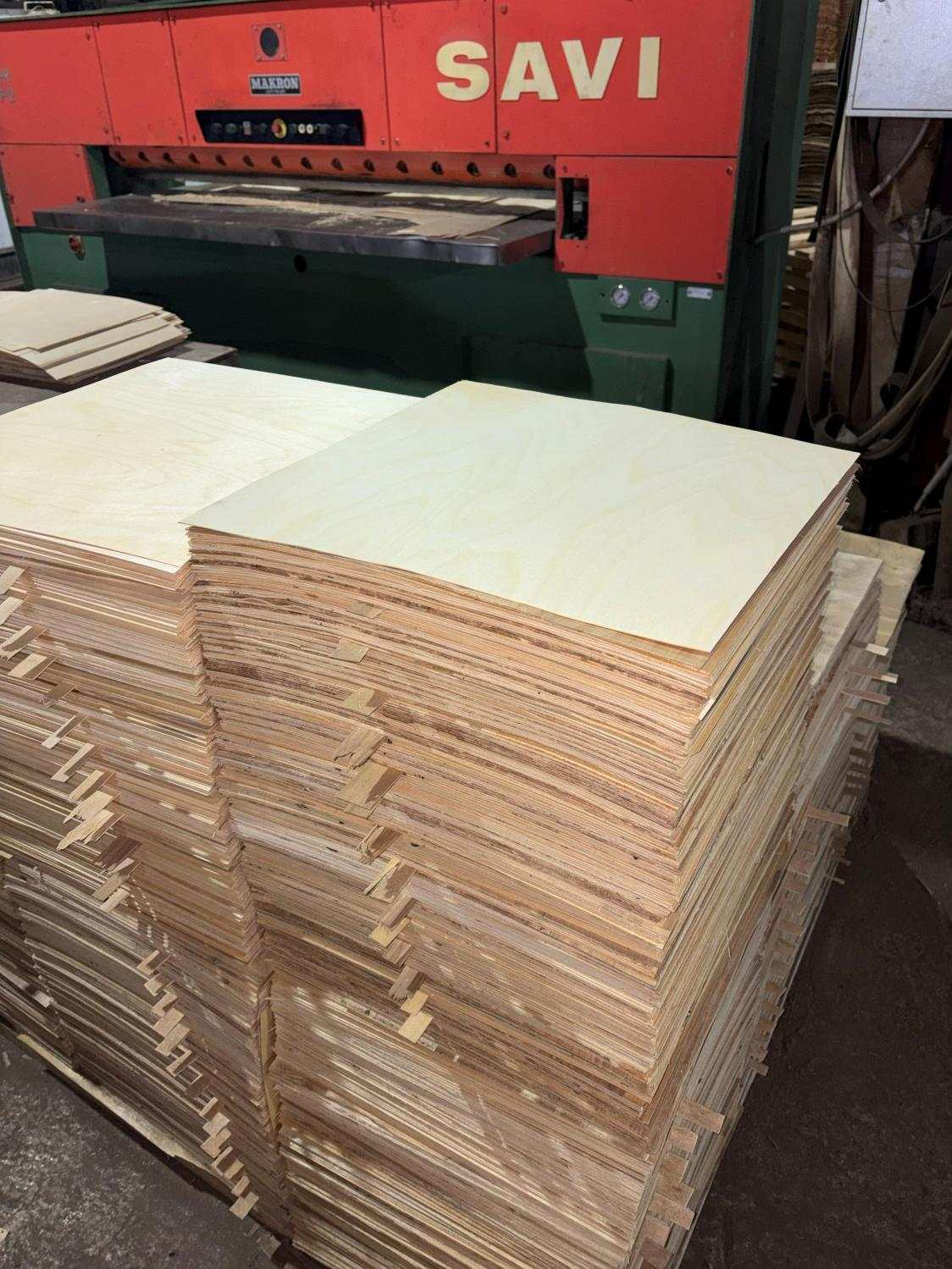 Presin önünde istiflenmiş 420 × 420 mm hazır kaplama parçaları